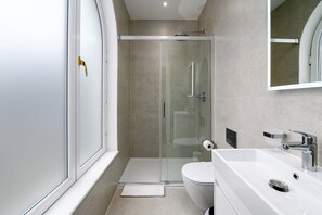 Douche, sèche-cheveux, serviettes fournies