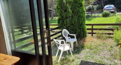 Garden apartment in the mountains. Quiet residence with green space.