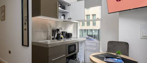 Refrigerador, microondas, lavavajillas y cafetera y tetera