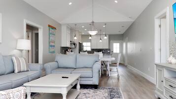 House, Multiple Beds (Georgia Blue) | Living area