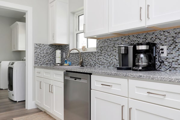 House, Multiple Beds (Georgia Blue) | Private kitchen