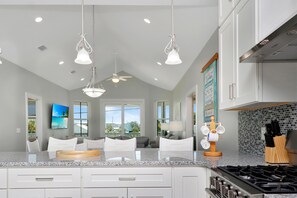 House, Multiple Beds (Georgia Blue) | Private kitchen