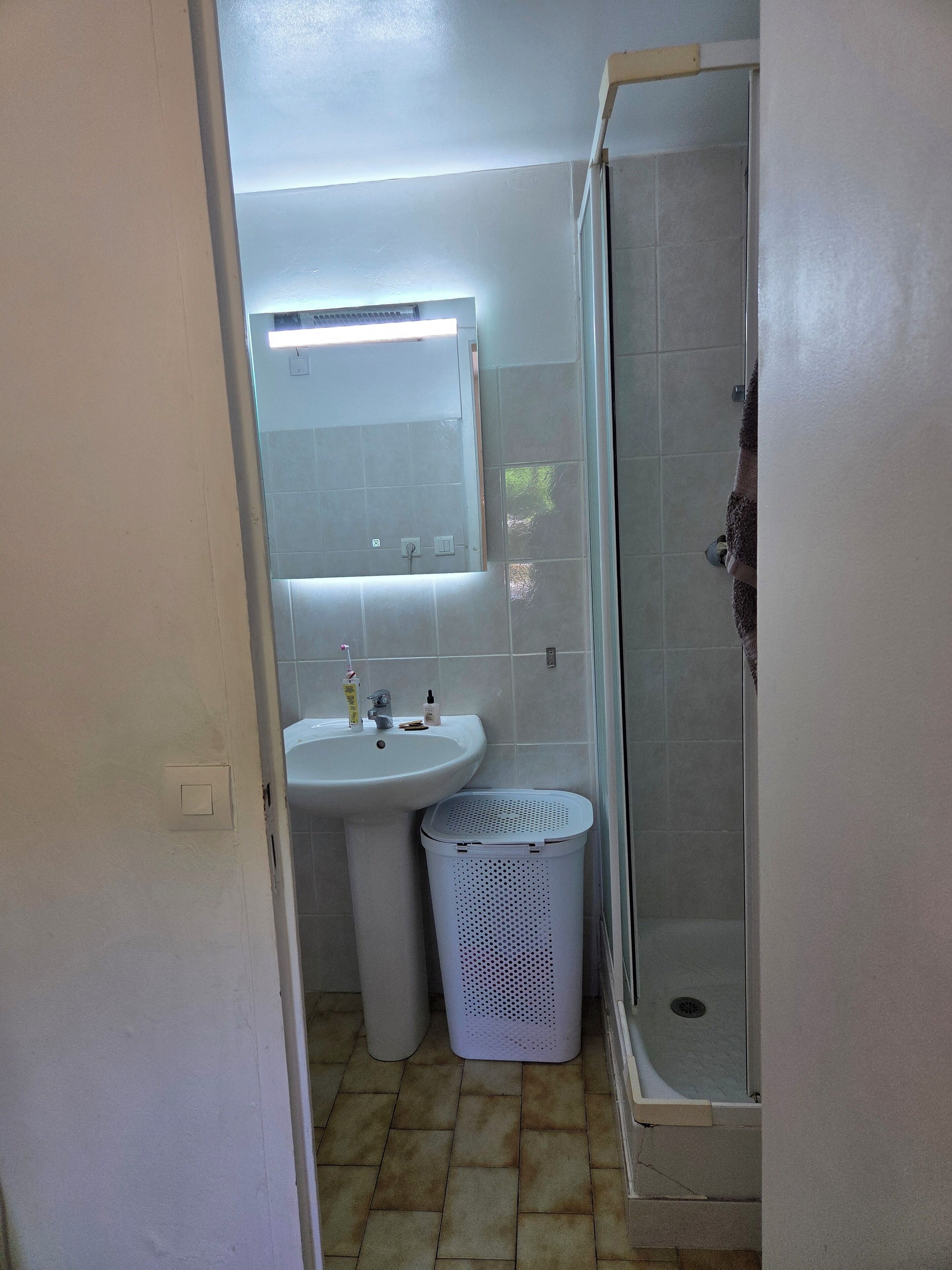 Douche, sèche-cheveux, serviettes fournies, papier toilette