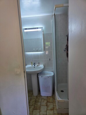 Ducha, secador de pelo, toallas, papel higiénico