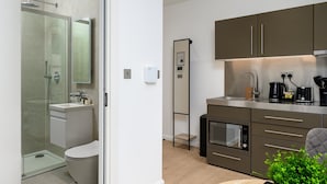 Eine moderne Küche mit Backofen, Kaffeemaschine und Mikrowelle.