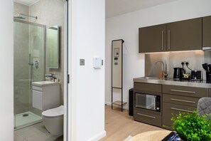 Een douche, een haardroger, handdoeken