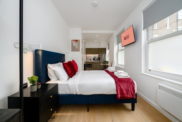 Een strijkplank/strijkijzer, internet, beddengoed