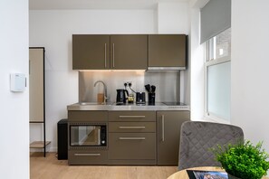 Een koelkast, een microgolfoven, een vaatwasser