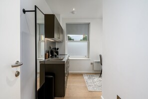 Een koelkast, een microgolfoven, een vaatwasser