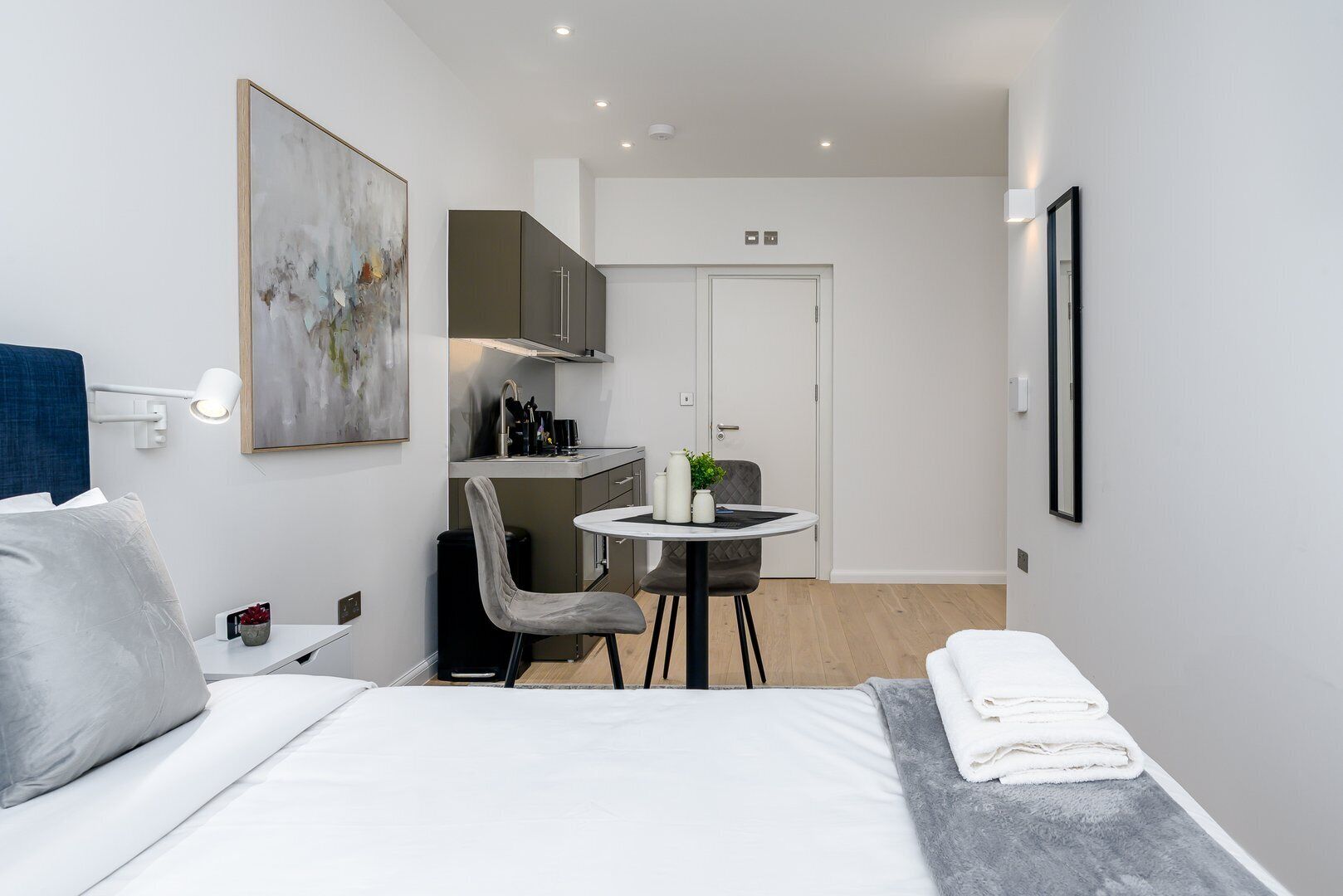 Bügeleisen/Bügelbrett, Internetzugang, Bettwäsche