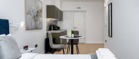 Bügeleisen/Bügelbrett, Internetzugang, Bettwäsche