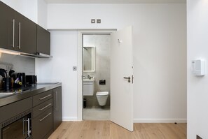 Een koelkast, een microgolfoven, een vaatwasser