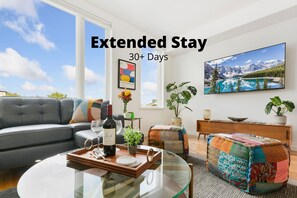 Casa de ciudad, varias camas, patio, vista a la montaña (401 Linden Street #3-332) | Área de sala de estar | Televisión de pantalla plana de 55 pulgadas con canales digitales