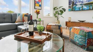 Casa geminada, várias camas, varanda, vista para a montanha (401 Linden Street #3-332) | Área de estar | TV de tela plana 55 polegadas com canais digitais