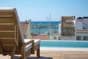 Seasonal outdoor pool, open 10:00 AM to 8:30 PM, pool umbrellas - Hotel Marina Cambrils by URH (Cambrils)