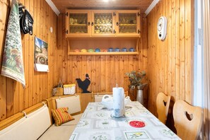 Dining - Holiday Apartment '1' with Mountain View, Shared Garden and Wi-Fi (Triberg)