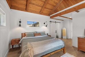 4 bedrooms, desk, iron/ironing board, travel crib