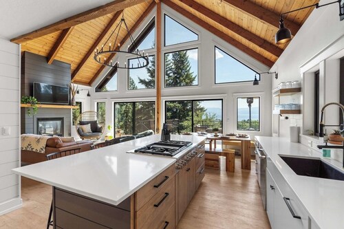 A-Frame Cedar Retreat w/ Hot Tub, Secret Game Room