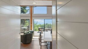 Eine moderne Küche mit einem hängenden Schild mit der Aufschrift „PANTRY“ und Blick auf die Außenpatio-Terrasse.
