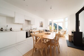 Micro-ondes, four, lave-vaisselle