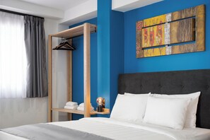 1 quarto, escrivaninha, ferros/tábuas de passar roupa, berço de viagem