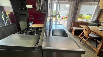 Frigorífico, microondas, placa de cocina y lavavajillas