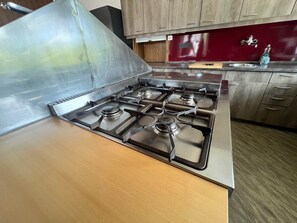 Réfrigérateur, micro-ondes, plaque de cuisson, lave-vaisselle