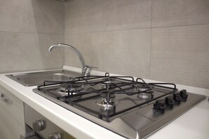 Oven, stovetop, coffee/tea maker, electric kettle