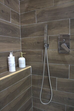 Dusche, Haartrockner, Bidet, Handtücher