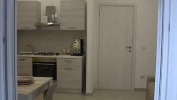Oven, stovetop, coffee/tea maker, electric kettle
