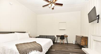 Large Studio Apartment Near Downtown