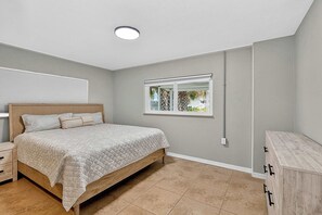 3 bedrooms, WiFi, bed sheets - Remodeled Home with Heated Pool (Siesta Key)