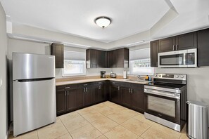 Kühlschrank, Mikrowelle, Ofen, Toaster