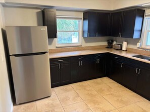 Kylskåp, mikrovågsugn, ugn och brödrost