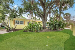 Property grounds - Spacious Family Home Near Siesta Key Beach (Siesta Key)