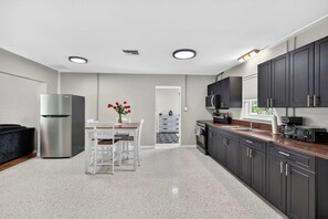 Fridge, microwave, oven, dishwasher - Spacious Family Home Near Siesta Key Beach (Siesta Key)