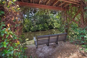 Property grounds - Central location with seasonal pool access (Hilton Head Island)