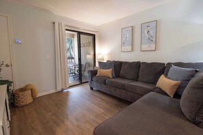 Smart TV - Central location with seasonal pool access (Hilton Head Island)