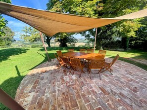 Huvila, useita makuuhuoneita, yksityinen uima-allas, näköala puutarhaan | Ulkoruokailutilat