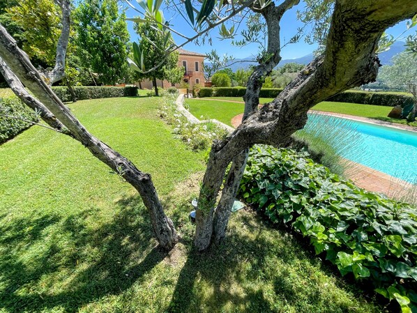 Property grounds - Spoleto Tranquilita Sleeps 16 With Wifi Pool Yoga Studio Gardens and Views (Spoleto)