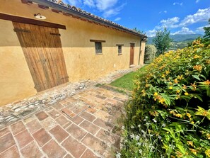 Exterior detail - Spoleto Tranquilita Sleeps 16 With Wifi Pool Yoga Studio Gardens and Views (Spoleto)