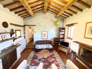 Villa, varias habitaciones, alberca privada, vista al jardín | Área de sala de estar