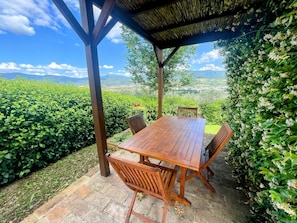 Outdoor dining - Spoleto Tranquilita Sleeps 16 With Wifi Pool Yoga Studio Gardens and Views (Spoleto)