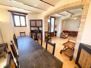 Villa, meerdere slaapkamers, privézwembad, uitzicht op tuin | Dineren