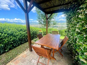 Villa, meerdere slaapkamers, privézwembad, uitzicht op tuin | Buiten dineren