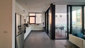 Frigorífico, microondas, horno y placa de cocina