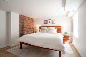 3 sovrum, skrivbord, strykjärn/strykbräda och resesäng