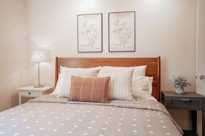 3 habitaciones, escritorio y tabla de planchar con plancha 