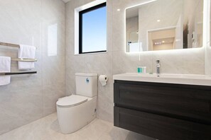 Hair dryer, towels - Central Modern Duplex Home near Cornwall Park (Auckland Central Suburbs)