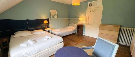 4 chambres, bureau, Wi-Fi gratuit, draps fournis